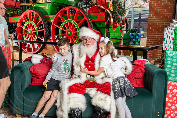 RKPhoto-2025-TheCharlestonSanta-Nov30-1235