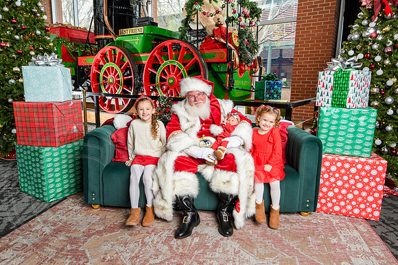 RKPhoto-2025-TheCharlestonSanta-Nov30-1236