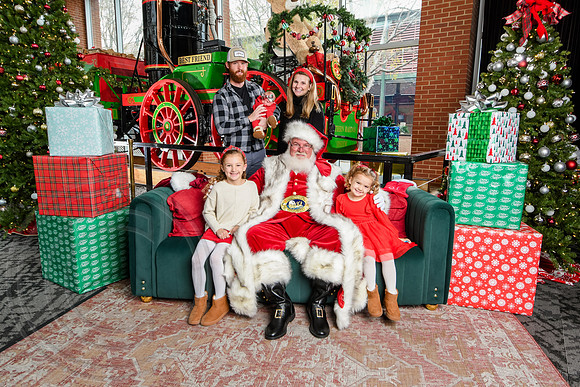 RKPhoto-2025-TheCharlestonSanta-Nov30-1237