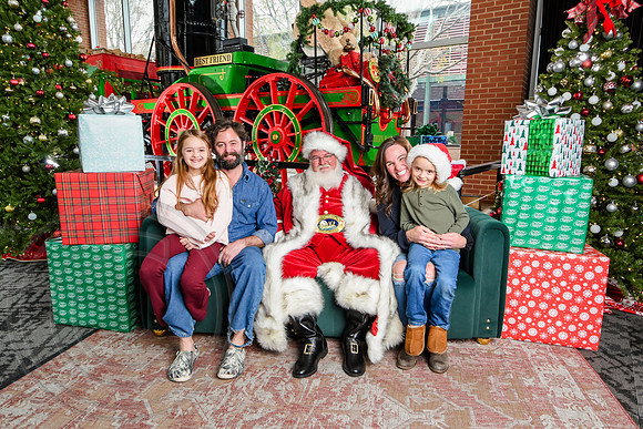 RKPhoto-2025-TheCharlestonSanta-Nov30-1239