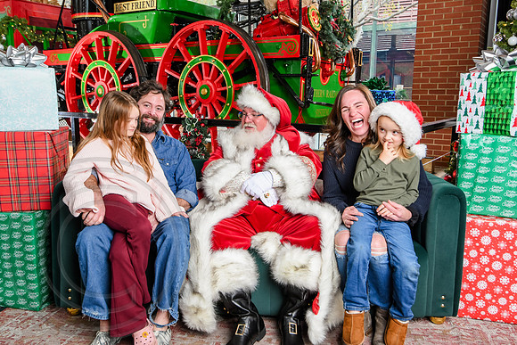 RKPhoto-2025-TheCharlestonSanta-Nov30-1241