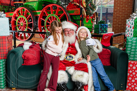 RKPhoto-2025-TheCharlestonSanta-Nov30-1243