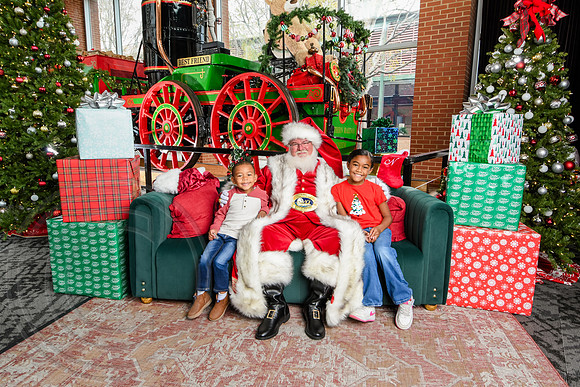 RKPhoto-2025-TheCharlestonSanta-Nov30-1250