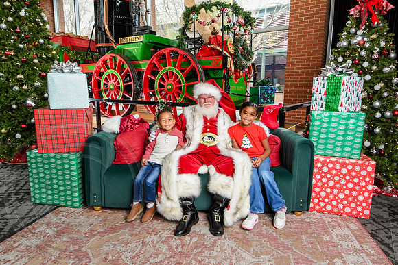 RKPhoto-2025-TheCharlestonSanta-Nov30-1251