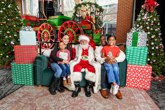 RKPhoto-2025-TheCharlestonSanta-Nov30-1252