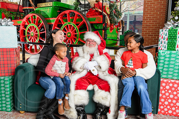 RKPhoto-2025-TheCharlestonSanta-Nov30-1253