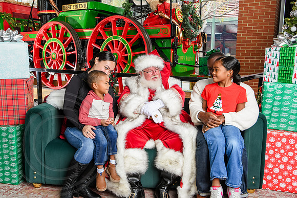 RKPhoto-2025-TheCharlestonSanta-Nov30-1254
