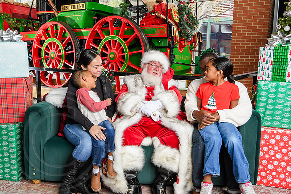RKPhoto-2025-TheCharlestonSanta-Nov30-1255