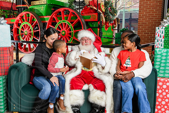 RKPhoto-2025-TheCharlestonSanta-Nov30-1256