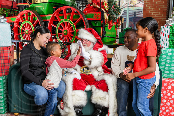 RKPhoto-2025-TheCharlestonSanta-Nov30-1257