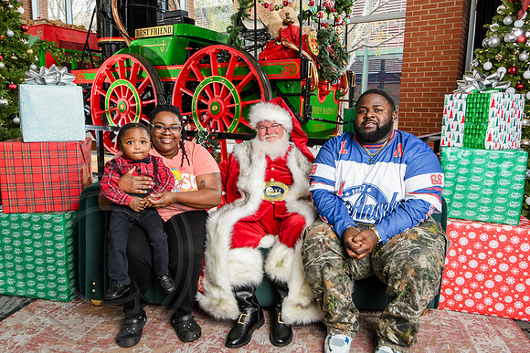 RKPhoto-2025-TheCharlestonSanta-Nov30-1259