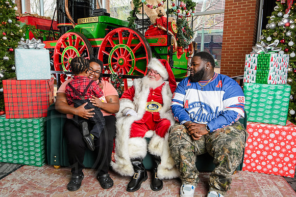 RKPhoto-2025-TheCharlestonSanta-Nov30-1260