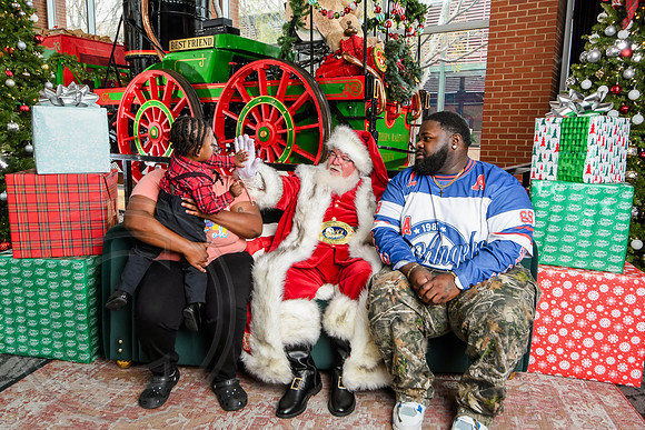 RKPhoto-2025-TheCharlestonSanta-Nov30-1261