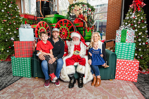 RKPhoto-2025-TheCharlestonSanta-Nov30-1265