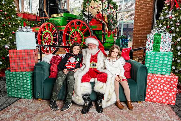 RKPhoto-2025-TheCharlestonSanta-Nov30-1267