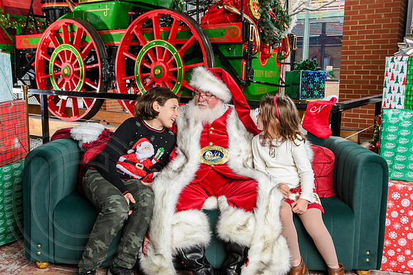RKPhoto-2025-TheCharlestonSanta-Nov30-1271
