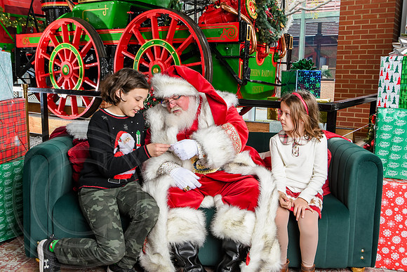RKPhoto-2025-TheCharlestonSanta-Nov30-1272