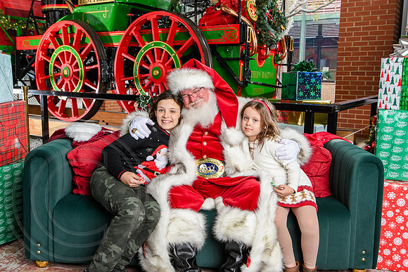 RKPhoto-2025-TheCharlestonSanta-Nov30-1273