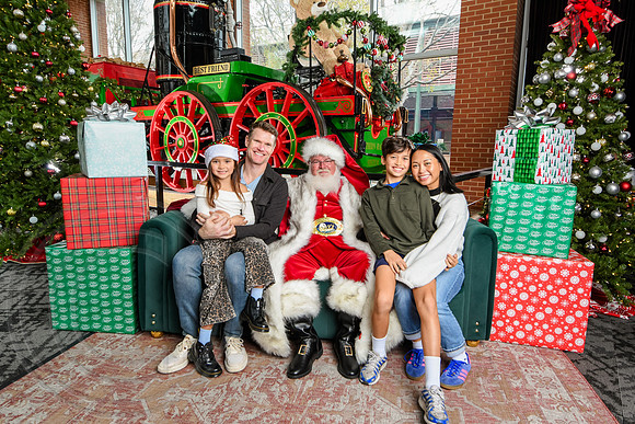 RKPhoto-2025-TheCharlestonSanta-Nov30-1275