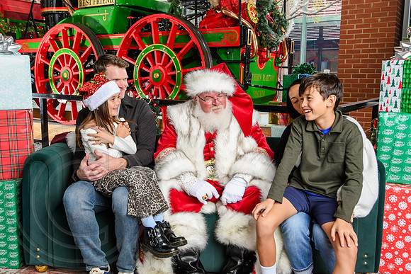 RKPhoto-2025-TheCharlestonSanta-Nov30-1276