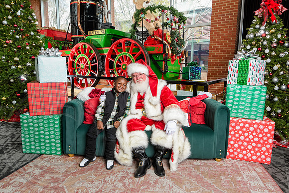 RKPhoto-2025-TheCharlestonSanta-Nov30-1278