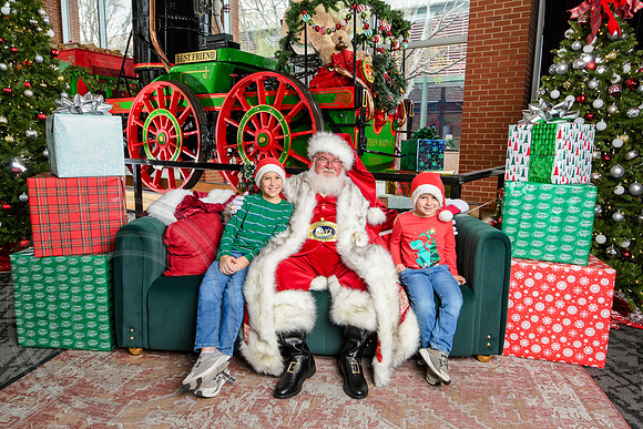 RKPhoto-2025-TheCharlestonSanta-Nov30-1281