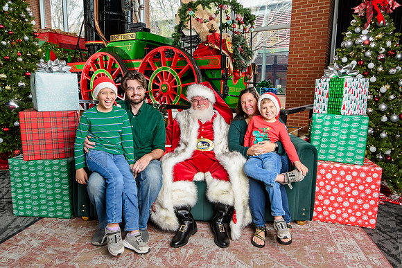 RKPhoto-2025-TheCharlestonSanta-Nov30-1282