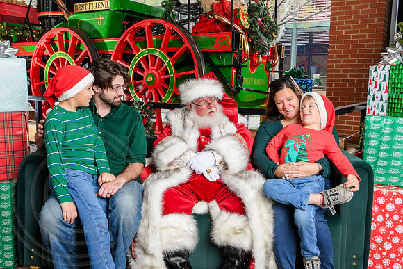 RKPhoto-2025-TheCharlestonSanta-Nov30-1284
