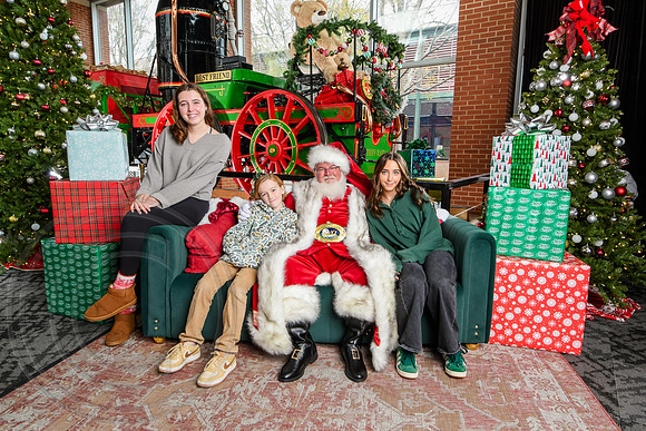 RKPhoto-2025-TheCharlestonSanta-Nov30-1285