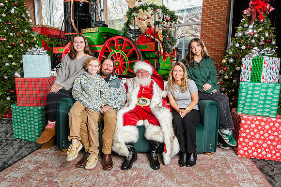 RKPhoto-2025-TheCharlestonSanta-Nov30-1286