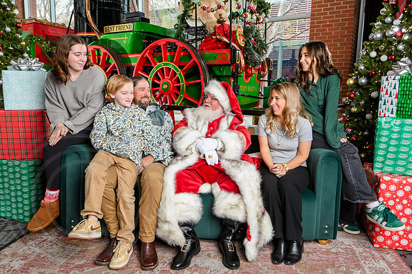 RKPhoto-2025-TheCharlestonSanta-Nov30-1287