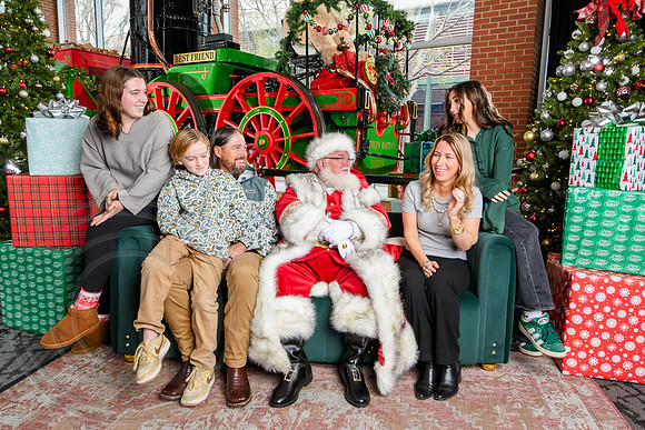 RKPhoto-2025-TheCharlestonSanta-Nov30-1290