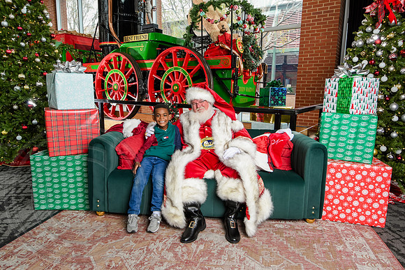 RKPhoto-2025-TheCharlestonSanta-Nov30-1291