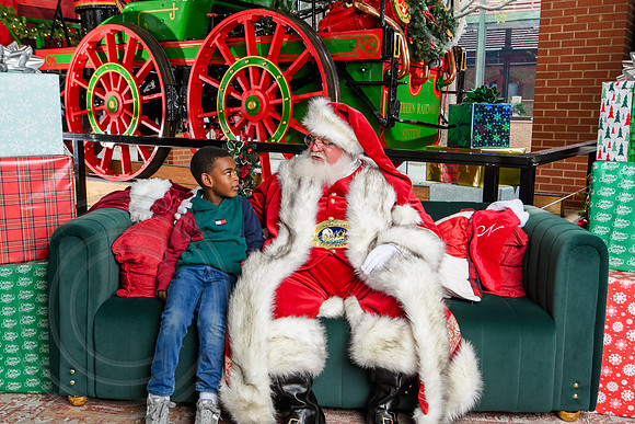 RKPhoto-2025-TheCharlestonSanta-Nov30-1294