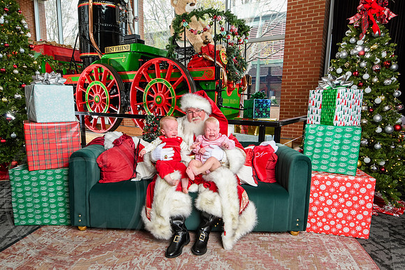 RKPhoto-2025-TheCharlestonSanta-Nov30-1295