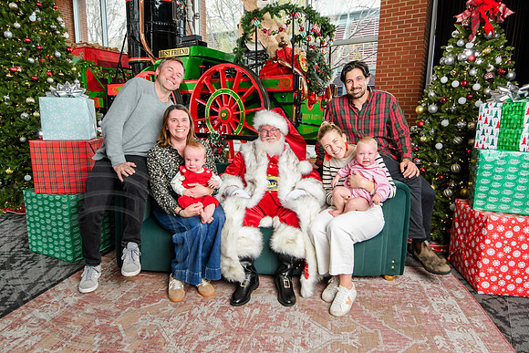 RKPhoto-2025-TheCharlestonSanta-Nov30-1298