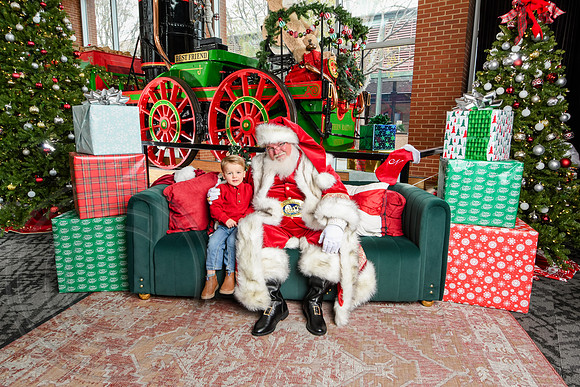 RKPhoto-2025-TheCharlestonSanta-Nov30-1299