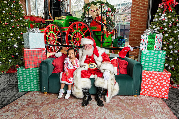 RKPhoto-2025-TheCharlestonSanta-Nov30-1304