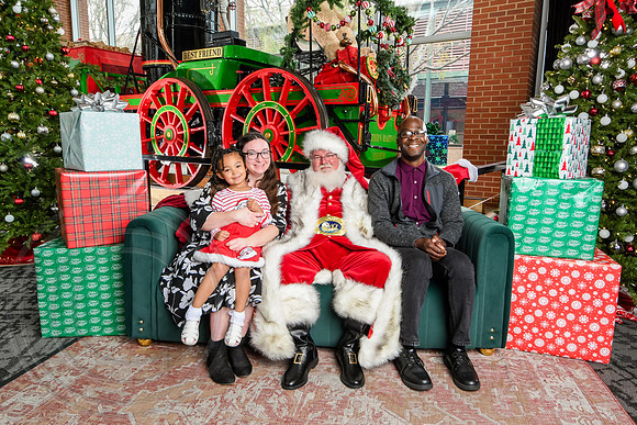 RKPhoto-2025-TheCharlestonSanta-Nov30-1305