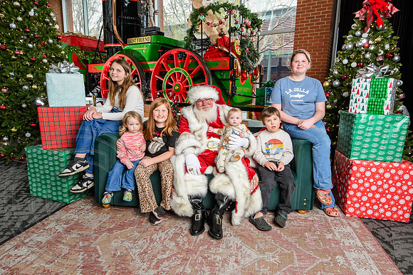 RKPhoto-2025-TheCharlestonSanta-Nov30-1314