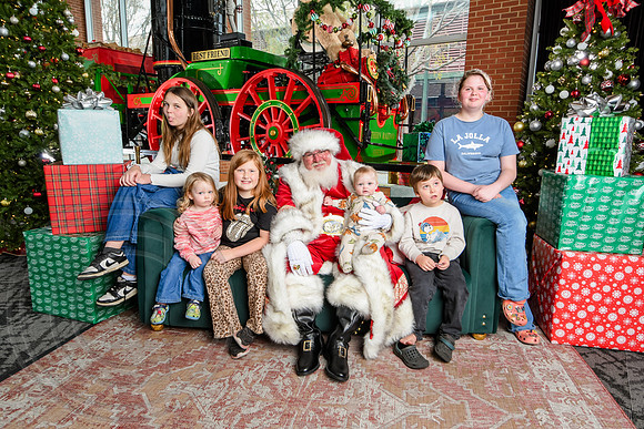 RKPhoto-2025-TheCharlestonSanta-Nov30-1315