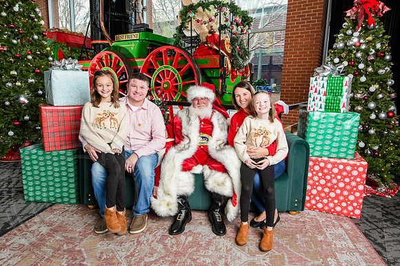 RKPhoto-2025-TheCharlestonSanta-Nov30-1323