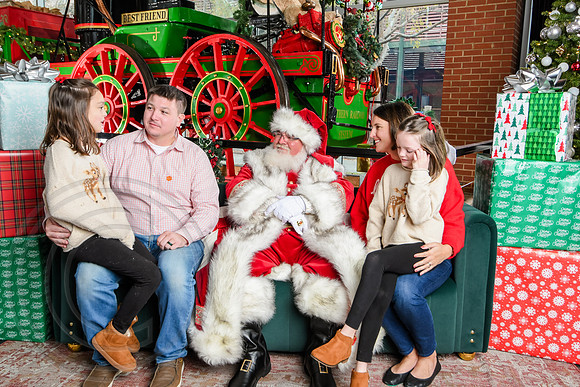 RKPhoto-2025-TheCharlestonSanta-Nov30-1324