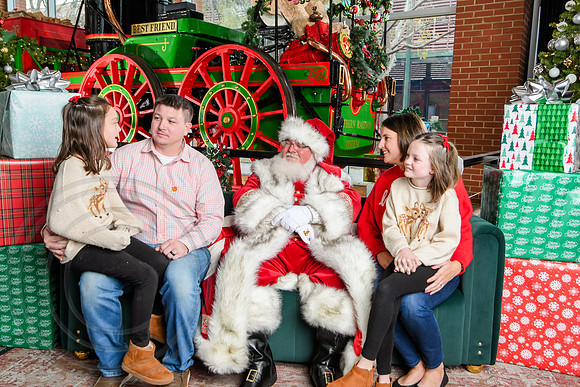 RKPhoto-2025-TheCharlestonSanta-Nov30-1325
