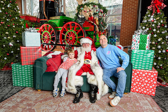 RKPhoto-2025-TheCharlestonSanta-Nov30-1328