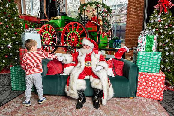 RKPhoto-2025-TheCharlestonSanta-Nov30-1330