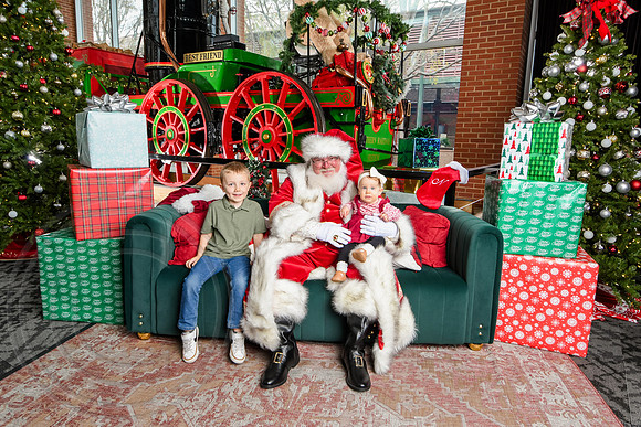 RKPhoto-2025-TheCharlestonSanta-Nov30-1331
