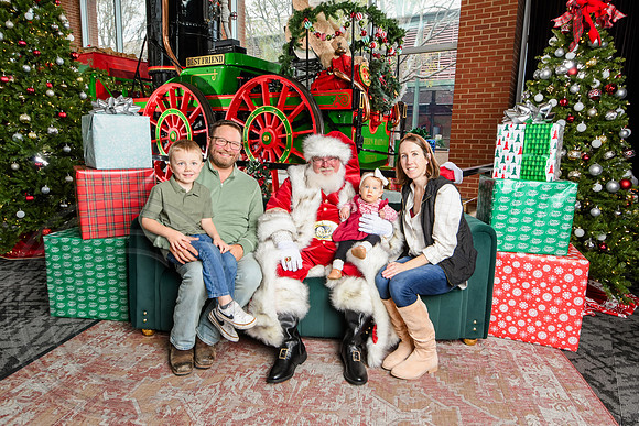 RKPhoto-2025-TheCharlestonSanta-Nov30-1333