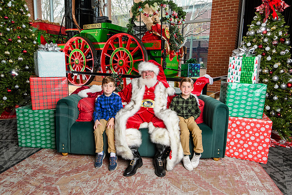 RKPhoto-2025-TheCharlestonSanta-Nov30-1336