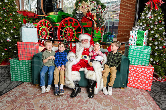 RKPhoto-2025-TheCharlestonSanta-Nov30-1337